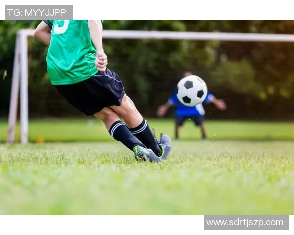 足球明星踢出的足球究竟有何特别之处让球迷们如此热爱和追捧